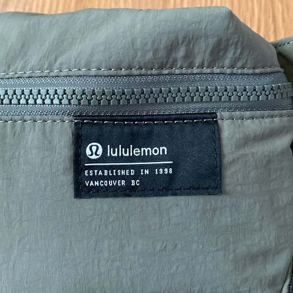 ❤️ Lululemon Clean Lines Belt Bag Grey Sage NWT - Picture 2 of 6